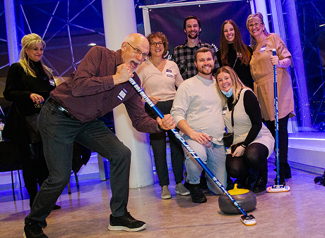 groupe de personnes qui sourient et qui se courbent