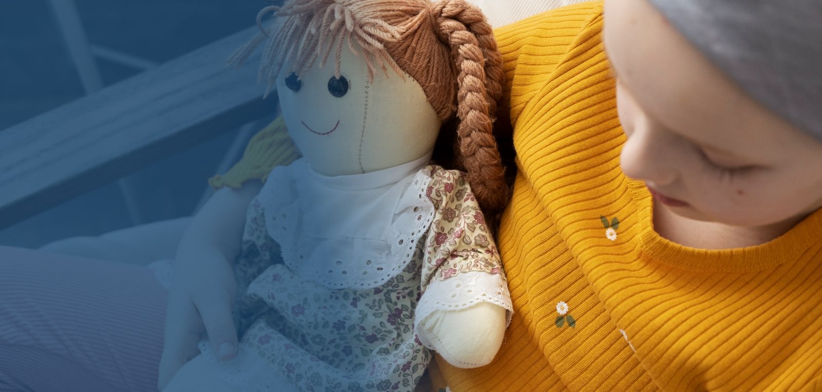 petite fille avec poupée