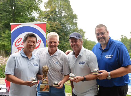 4 hommes qui sourient